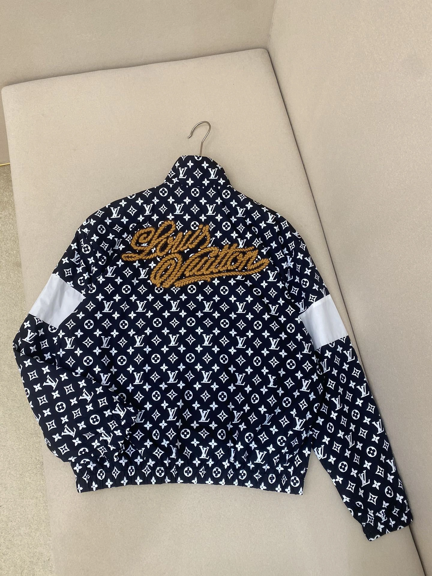 WG.Luxury-- 8V embroidery item:D-F290K1899T